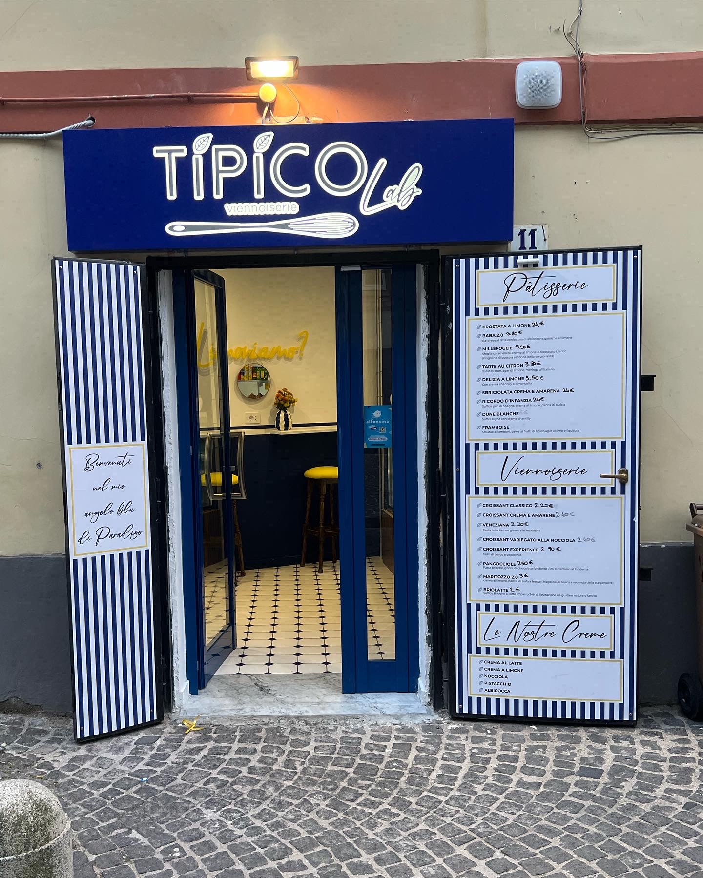 Tipico Lab — Viennoiserie — Insegne